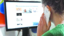 RIJEKA, 28. 01. 2014. - ILUSTRACIJA, RAČUNALO, INTERNET, TIPKANJE, TASTATURA, MOBITEL, TELEFONIRANJE   SNIMIO: VEDRAN KARUZA