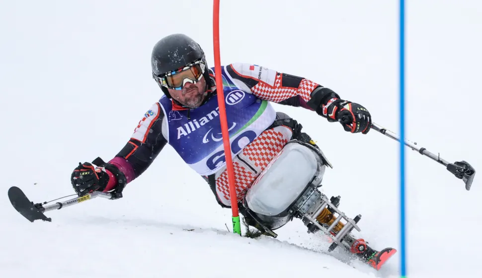 Cortina d'Ampezzo, 15.03.2026 - Hrvatski paraolimpijac Dino Sokolović tijekom utrke slaloma, sjedeći, na Paraolimpijskim igrama Milano-Cortina 2026.foto HINA/ Damir SENČAR/ ds