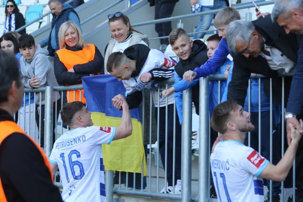 Osijek 14. 03. 2026, Opus Arena, nogomet, Osijek - Gorica, SuperSport HNL 25/26. Petrusenko i Omerovi s navijačim.snimio GOJKO MITIĆ