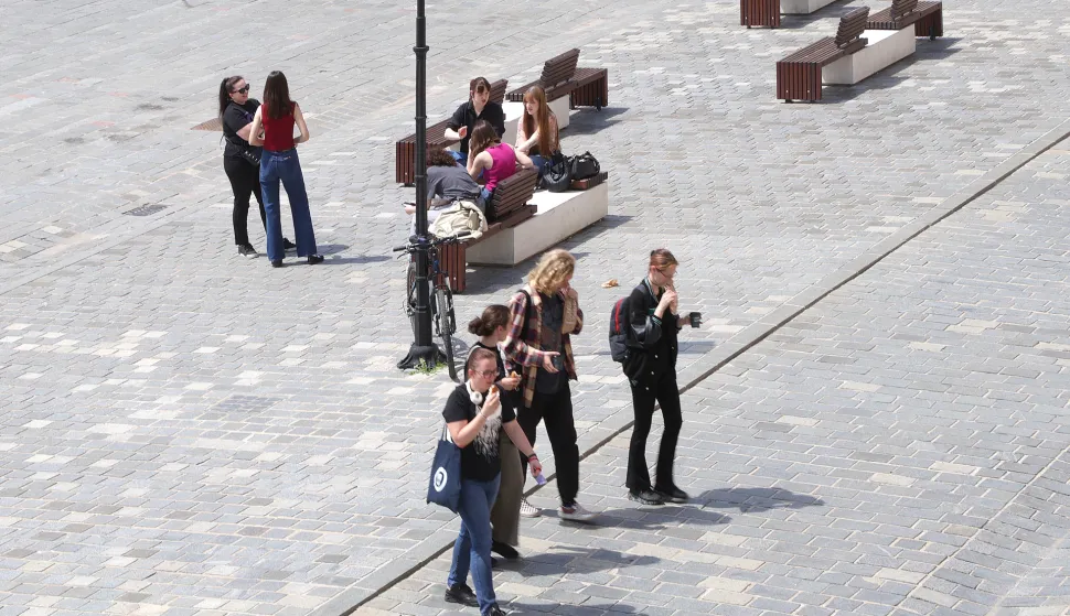 Osijek, 30. 04. 2025., Tvrđa, Trg sv. Trojstva, studenti, učenici, ljudi, &scaron;etnja, toplo vrijeme, sunčano, slobodnjak, slobodnjaciSNIMIO BRUNO JOBST