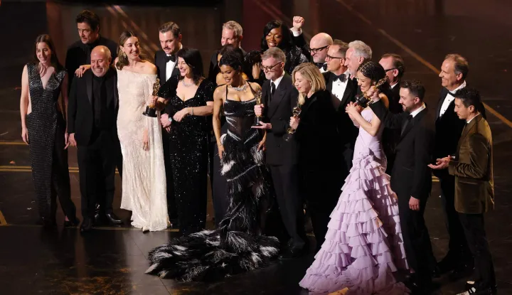 HOLLYWOOD, CALIFORNIA - MARCH 15: (L-R) Alana Haim, Benicio del Toro, Jos? Antonio Garc?a, Florencia Martin, Leonardo DiCaprio, Cassandra Kulukundis, Teyana Taylor, Shayna McHale AKA Junglepussy, Paul Thomas Anderson, Sara Murphy, Michael Bauman, Anthony Carlino, Will Weiske, Chase Infiniti, Andy Jurgensen, Christopher Scarabosio, and Tony Villaflor accept the Best Picture award for "One Battle After Another" onstage during the 98th Oscars at Dolby Theatre on March 15, 2026 in Hollywood, California. Kevin Winter/Getty Images/AFP (Photo by KEVIN WINTER/GETTY IMAGES NORTH AMERICA/Getty Images via AFP)