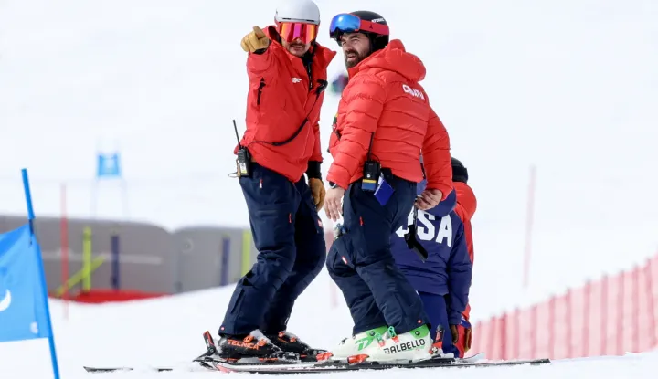 Cortina d'Ampezzo, 12.03.2026 - Izbornik Hrvatske paraskija&scaron;ke reprezentacije Luka Dobrinić i trener Dario Maravić pred početak druge vožnje veleslaloma hrvatske paraolimpike Lucije Smeti&scaron;ko na Paraolimpijskim igrama Milano-Cortina 2026.foto HINA/ Damir SENČAR/ ds