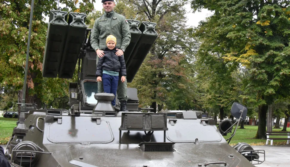 Slavonija...Vinkovci...05.10.2024.vojarna 5. gbr "Slavonski sokolovi"; 32. obljetnica osnutka 5. gardijske brigade "Sokolovi"; Polaganje vijenaca kod spomenika poginulim pripadnicima 5. gardijske brigade "Sokolovi" i izložba naoružanja i vojne opreme;foto Gordan Panić