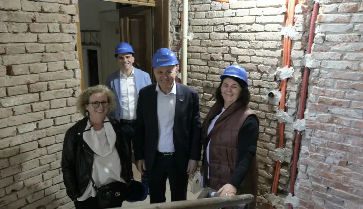 Zagreb.16.3.2026.- Ususret 6. obljetnici zagrebačkog potresa, potpredsjednik Vlade i ministar prostornog uređenja, graditeljstva i državne imovine Branko Bačić obi&scaron;ao je gradili&scaron;ta poslijepotresne obnove na području grada Zagreba i posjetio dvije obitelji kojima su izgrađene zamjenske obiteljske kuće.Foto HINA/Tomislav Pavlek/ tp