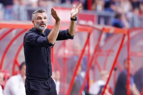 Enschede, Niederlande, 10.08.2023: headcoach Tomislav Stipic (RIGA FC) schaut waehrend des Spiels der Europa Conference League - 3rd Qualifying Round - 1 of 2 zwischen FC Twente vs Riga FC, FC Twente vs Riga FC im de Grolsch Veste am 10. August 2023 in Enschede, Niederlande. (Foto von Nesimages/Michael Bulder/DeFodi Images) Enschede, Netherlands, 10.08.2023: headcoach Tomislav Stipic (RIGA FC) looks on during the Europa Conference League - 3rd Qualifying Round - 1 of 2 match between FC Twente vs Riga FC, FC Twente vs Riga FC at the de Grolsch Veste on August 10, 2023 in Enschede, Netherlands. (Photo by Nesimages/Michael Bulder/DeFodi Images) Photo: Nesimages/Michael Bulder/DeFodi Images/DEFODI