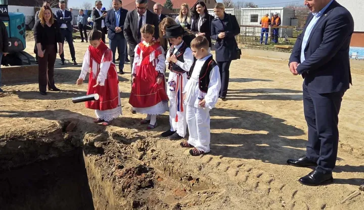 TOVARNIKSredi&scaron;nji događaj posjeta župana vukovarsko-srijemskog Ivana Bosančića Tovarniku, gdje je s s načelnikom Anđelkom Dobročincem razgovarao o općinskim infrastrukturnim projektima, rje&scaron;avanju tekuće problematike te očuvanju kulturne i duhovne ba&scaron;tine toga kraja, bilo je polaganje vremenske kapsule, čime je simbolično obilježen početak izgradnje prve &scaron;kolske sportske dvorane u O&Scaron; Ilača-Banovci, projekt vrijedan 2,29 milijuna eura, sufinanciran sredstvima Nacionalnog plana oporavka i otpornosti.ožujak 2026.