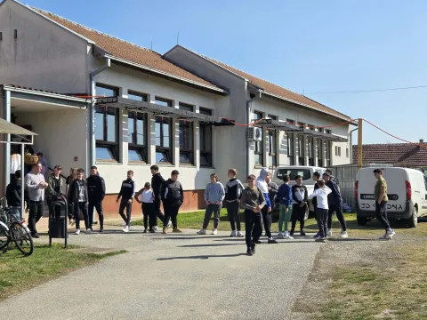 TOVARNIKSredi&scaron;nji događaj posjeta župana vukovarsko-srijemskog Ivana Bosančića Tovarniku, gdje je s s načelnikom Anđelkom Dobročincem razgovarao o općinskim infrastrukturnim projektima, rje&scaron;avanju tekuće problematike te očuvanju kulturne i duhovne ba&scaron;tine toga kraja, bilo je polaganje vremenske kapsule, čime je simbolično obilježen početak izgradnje prve &scaron;kolske sportske dvorane u O&Scaron; Ilača-Banovci, projekt vrijedan 2,29 milijuna eura, sufinanciran sredstvima Nacionalnog plana oporavka i otpornosti.ožujak 2026.