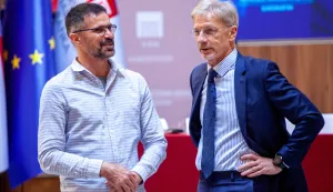 Zagreb, 16.3.2026.- Hrvatska narodna banka (HNB) u suradnji s Hrvatskim debatnim dru&scaron;tvom deseti put organizirala je Veliku učeničku debatu, ovaj put na temu "Može li AI upravljati osobnim financijama?".Na fotografiji Toni Milun, Boris Vujčić.foto HINA/ Sa&scaron;a KOLJAN/ sk