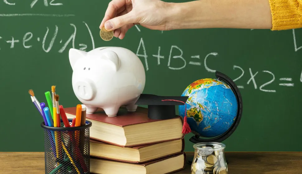 Svjetski i Europski tjedan novca obilježava se od 16. do 22. ožujka 2026. te i ove godine u fokus stavlja važnost financijske pismenosti djece i mladih, ali i ulogu obrazovnog sustava u razvoju odgovornog odnosa prema novcu. Iz Hrvatske agencije za nadzor financijskih usluga (Hanfa) kažu da za njih taj tjedan nije samo simbolična prigoda, nego i prilika da dodatno osnaže aktivnosti koje provodi tijekom cijele godine - od predavanja u &scaron;kolama i na fakultetima do javnih kampanja i natječaja usmjerenih na prepoznavanje financijskih prijevara.