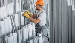 Workman at store house in orange helmetradnik alumnij metal ilustracija