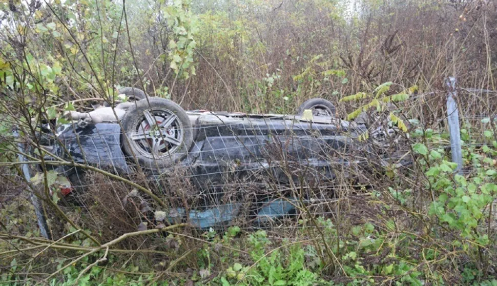U prometnoj nesreći koja se dogodila 3. studenoga, u 7.40 sati, na autocesti A3, u blizini Okučana, jedna osoba je te&scaron;ko ozlijeđena.Policijski službenici Postaje prometne policije Slavonski Brod, očevidom su utvrdili da je 42-godi&scaron;njak upravljajući osobnim automobilom (nacionalnih registracijskih oznaka Republike Srbije), zbog ne kretanja sredinom obilježene lijeve prometne trake (sjeverne kolničke trake), kotačima zahvatio travnatu povr&scaron;inu.Potom je do&scaron;lo do zano&scaron;enja automobila i slijetanja s kolnika, udara u sredi&scaron;nju metalnu odbojnu ogradu, a nakon udara do odbacivanja automobila i slijetanja na travnatu povr&scaron;inu te udara u smjerokazne stupiće i prometni znak. U daljnjem nekontroliranom kretanju, automobil se vi&scaron;estruko prevrnuo, probio za&scaron;titnu žičanu ogradu, te se zaustavio okrenut na krov. U prometnoj nesreći, te&scaron;ko je ozlijeđen 42-godi&scaron;njak, kojemu je liječnička pomoć pružena u bolnici u Novoj Gradi&scaron;ki.Policijski službenici su vozaču izdali prekr&scaron;ajni nalog zbog počinjenih prekr&scaron;aja iz Zakona o sigurnosti prometa na cestama.