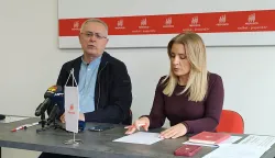 &Scaron;kolski sindikat Preporod u utorak je održao konferenciju za novinare s koje je pozvao građane na prosvjed u Zagrebna slici su Željko Stipić, predsjednik &Scaron;kolskog sindikata Preporod i Jelena Knežević, voditeljica Područnog ureda u Osijeku