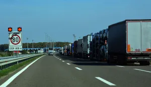 22.09.2015., Bajakovo - Kolona kamiona koji cekaju prelazak granice u Bajakovu prema Srbiji sve je veca i duga je vise od pet kilometara. Promet osobnih vozila s obje strane granice za sada tece bez zastoja.rPhoto: Ivica Galovic/PIXSELL