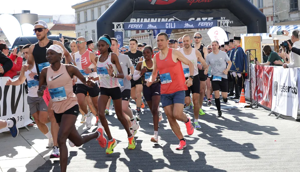 Osijek, 12. 04. 2025., Trg A. Starčevića, FERIVI polumaraton, 21 km, &scaron;fafeta, utrkaSNIMIO BRUNO JOBST