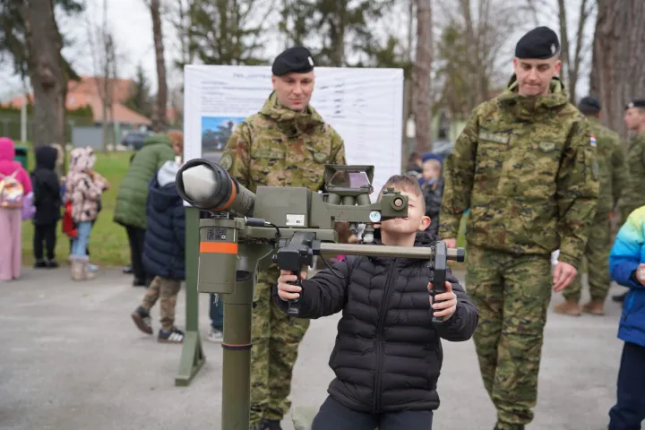 VINKOVCIU vojarni 5. gardijske brigade "Slavonski sokolovi" u Vinkovcima održan je Dan otvorenih vrata Gardijske oklopno-mehanizirane brigade i izložba naoružanja i vojne opreme u povodu 19. obljetnice ustrojavanja GOMBR-a Hrvatske kopnene vojske.ožujak 2026.
