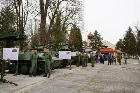 VINKOVCIU vojarni 5. gardijske brigade "Slavonski sokolovi" u Vinkovcima održan je Dan otvorenih vrata Gardijske oklopno-mehanizirane brigade i izložba naoružanja i vojne opreme u povodu 19. obljetnice ustrojavanja GOMBR-a Hrvatske kopnene vojske.ožujak 2026.