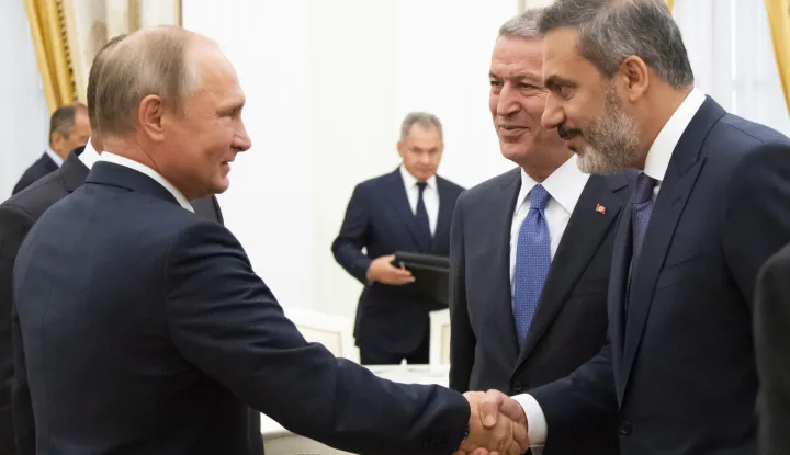 epa06969097 Russian President Vladimir Putin (L), Turkish Defense Minister Hulusi Akar (2-R) and Head of Turkey's intelligence service Hakan Fidan (R) meet for talks in the Kremlin in Moscow, Russia, 24 August 2018. Turkish Foreign Minister on Friday warned against a possible Syrian government offensive on the last remaining stronghold of opposition against President Bashar Assad, while Russia indicated that it's losing its patience with the rebels. EPA/ALEXANDER ZEMLIANICHENKO/POOL