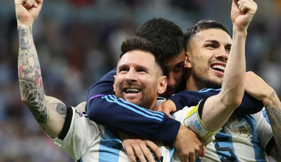 epaselect epa10358292 Lionel Messi (L) of Argentina and teammates celebrate after winning the penalty shoot-out of the FIFA World Cup 2022 quarter final soccer match between the Netherlands and Argentina at Lusail Stadium in Lusail, Qatar, 09 December 2022. EPA/Mohamed Messara