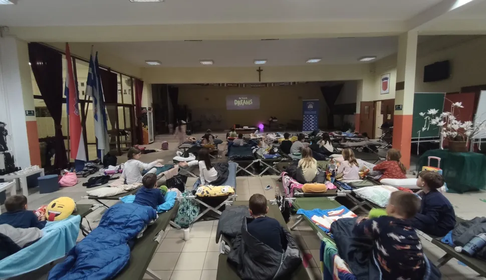 Učenici 2. razreda O&Scaron; Jagode Truhelke koji pohađaju produženiboravak uz učiteljice Ivanu Boras, Jelenu Ki&scaron;osondi i pedagoginju AnaVukojević prespavancem u &scaron;koli obilježili su Svjetski dan spavanja.