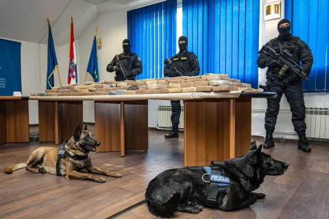 14.04.2021., Dubrovnik - U policijskoj postaji Vila Palma odrzana je konferencija za medije o rekordnoj zaplijeni kokaina u Luci Ploce. Zaplijenjeno je 574,8 kilograma kokaina koji je dopremljen u kontejneru banana. Photo: Grgo Jelavic/PIXSELL