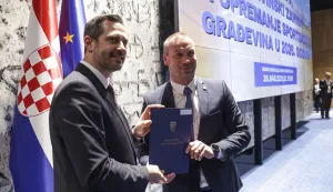 Zagreb, 18.03.2026 - Predsjednik Vlade Andrej Plenković sudjelovao je na svečanosti dodjele ugovora za sportsku infrastrukturu.&nbsp;Na fotografiji ministar Tonči Glavina dodjeljuje ugovore.foto HINA/ Admir BULJUBA&Scaron;IĆ/ abu