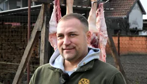 Stari Mikanovci, 08.12.2025. - Potpredsjednik Vlade i ministar poljoprivrede, &scaron;umarstva i ribarstva David Vlajčić&nbsp;u ponedjeljak, 8. prosinca 2025. godine&nbsp;sudjelovao je u tradicionalnoj svinjokolji kod Marka Ljubasa u Starim Mikanovcima (kod Vinkovaca). Na fotografiji David Vlajčić. foto HINA/ Gordan Panić/ tm