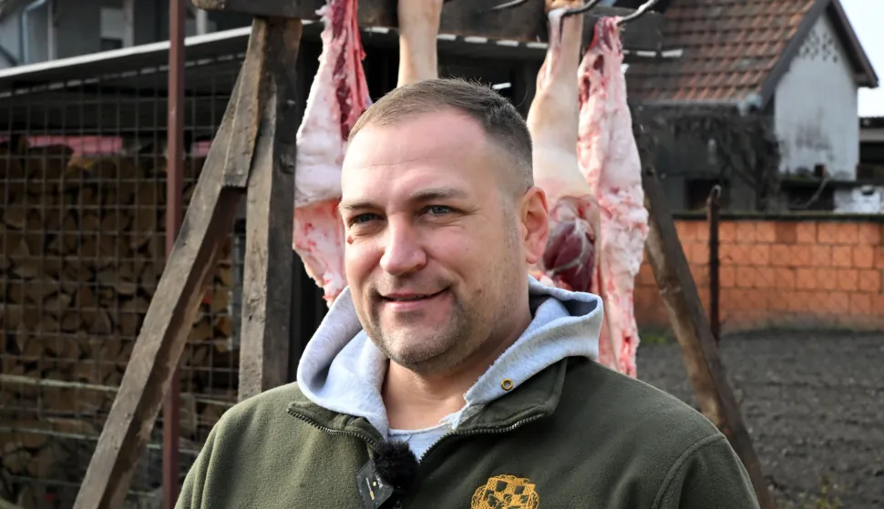 Stari Mikanovci, 08.12.2025. - Potpredsjednik Vlade i ministar poljoprivrede, &scaron;umarstva i ribarstva David Vlajčić&nbsp;u ponedjeljak, 8. prosinca 2025. godine&nbsp;sudjelovao je u tradicionalnoj svinjokolji kod Marka Ljubasa u Starim Mikanovcima (kod Vinkovaca). Na fotografiji David Vlajčić. foto HINA/ Gordan Panić/ tm