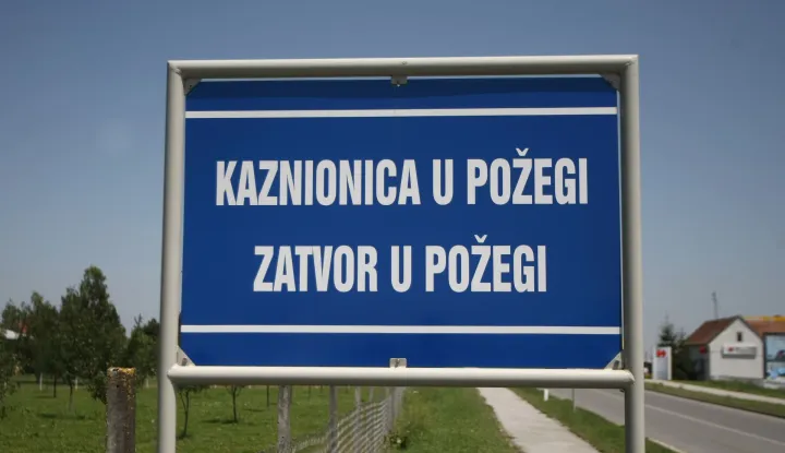 15.07.2009., Pozega - Reportaza o poslovima koje obavljaju zatvorenici i zatvorenice u Zatvoru u Pozegi. U zatvoru-kaznionici Pozega postoje muski, zenski i maloljetnicki odjel. Zatvorenici mogu birati zele li raditi u poljoprivredi, stocarstvu, metalurskoj ili stolarskoj radionici, a zatvorenice uglavnom rade u poljoprivredi, kuhinji te za tekstilnu indutriju. Postoji i program za osobe sa smanjenom radnom sposobnoscu, kao sto je sklapanje olovaka, vodenih boja itd. Photo: Davor Puklavec/24sata