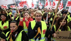 epa11133402 Lufthansa's staff members demonstrate during a warning strike at the Munich International Airport in Munich, Germany, 07 February 2024. The ver.di trade union has called on Lufthansa's ground staff to go on a 27-hour warning strike from 4:00 am on 07 February until 08 February morning. The action will affect Frankfurt am Main, Munich, Hamburg, Berlin and Dusseldorf airports. EPA/ANNA SZILAGYI