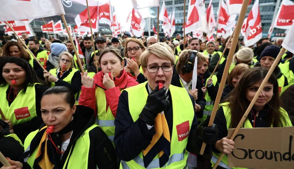 epa11133402 Lufthansa's staff members demonstrate during a warning strike at the Munich International Airport in Munich, Germany, 07 February 2024. The ver.di trade union has called on Lufthansa's ground staff to go on a 27-hour warning strike from 4:00 am on 07 February until 08 February morning. The action will affect Frankfurt am Main, Munich, Hamburg, Berlin and Dusseldorf airports. EPA/ANNA SZILAGYI