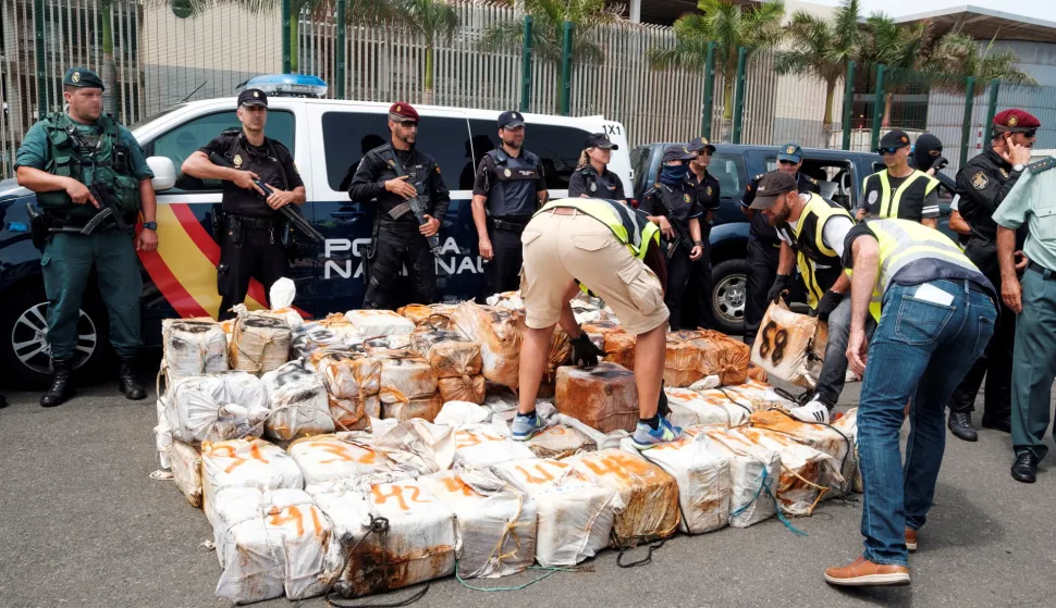 epa06947909 National Police, Civil Guard and the Ertzantza (Vasque police) officers unload bales of seizeed drugs in Canary Island, Spain, 13 August 2018. The ship 'Titan Tercero' was intercepted in the Azores archipelago with some 2,500 kg of cocaine by the GEO (Special Group of Operations) of the National Police and the Customs of the Oversight Department during the Barrancabermeja operation, where 22 people were arrested, including the patriarch of the 'Charlines' clan and his son, on 07 August, and arrived on 13 August morning to Las Palmas of Gran Canaria where the four crew members disembarked and the drug was unloaded. EPA/ANGEL MEDINA G. -- ATTENTION EDITORS: IMAGE PIXELATED AT SOURCE