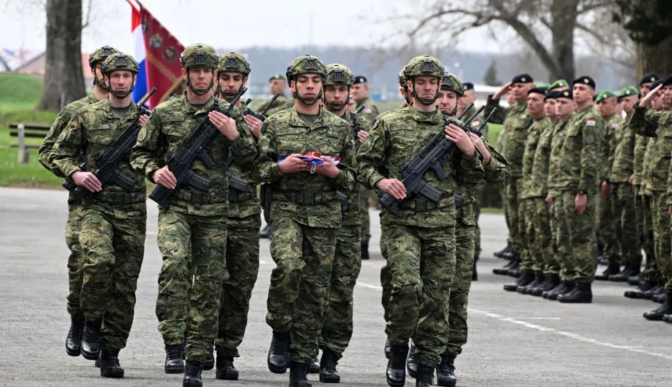 Vinkovci, 18.03.2026. - U vojarni "5. gardijske brigade Slavonski sokolovi" svečano je obilježena 19. obljetnica Gardijske oklopno-mehanizirane brigade polaganjem vijenaca, postrojavanjem i predajom prijavka Tihomiru Kundidu, te uručenjem pohvala, priznanja i pehara najboljem borbenom timu GOMBR.foto HINA/ Gordan PANIĆ/ gp