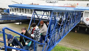 Vukovar, 18.03.2026. - Na &scaron;etnici uz Dunav upriličen je doček gostiju s prvog kruzera koji ove sezone pristaje u Vukovaru. Goste s kruzera dočekali su i pozdravili gradonačelnik Grada Vukovara Marijan Pavliček, te direktorica Turističke zajednice grada Vukovara Marina Sekulić. Riječ je o brodu Amaverde s oko 150 putnika, većinom iz Sjedinjenih Američkih Država.foto HINA/Gordan PANIĆ/gp