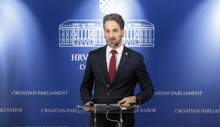 Zagreb, 27.02.2026. - Saborski zastupnik Kluba Mosta Marin Miletić održao je konferenciju za medije na temu "Hrvatska mora &scaron;tititi svoje građane u procesu nezakonitih kamata".Na fotografiji Marin Miletić.foto HINA/ Edvard &Scaron;U&Scaron;AK