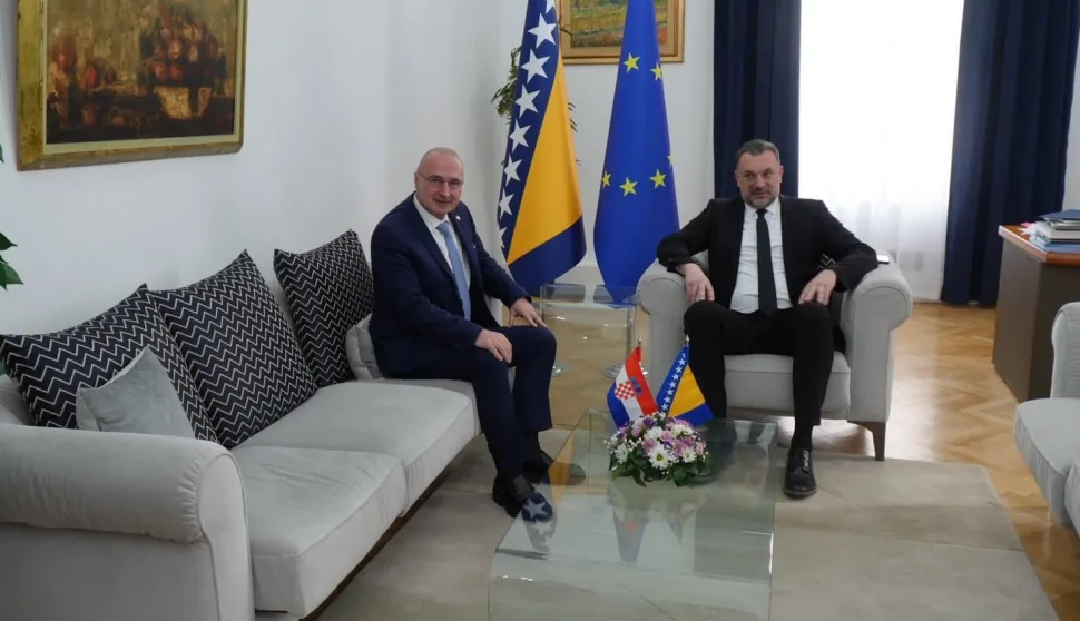 MOSTAR, 18. ožujka 2026. (Hina) - Hrvatski &scaron;ef diplomacije Gordan Grlić Radman izrazio je u srijedu u Sarajevu očekivanje da će se Hrvatima u Bosni i Hercegovini kroz izmjene Izbornog zakona vratiti prava zajamčena dejtonskim mirovnim sporazumom kako bi mogli birati svoje političke predstavnike bez preglasavanja.