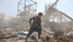 (260304) -- TEHRAN, March 4, 2026 (Xinhua) -- A boy clears debris of a damaged building in Tehran, Iran, March 4, 2026. (Xinhua/Shadati) Photo: Shaati/XINHUA