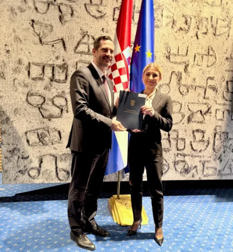 Ministar Glavina uručio ugovor pročelnici Jukićfoto: VSŽ