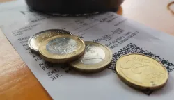 Osijek, 21. 09. 2023, Baksis, napojnica, tringelt. Racun i ostavljen baksis. Euri, kovanice. Slobodnjak, ilustracija.snimio GOJKO MITIC