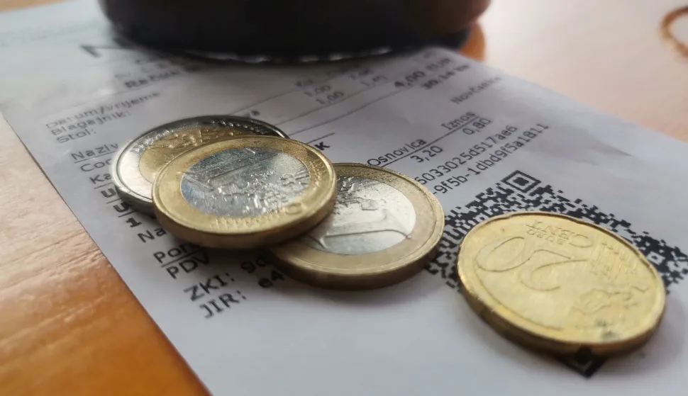 Osijek, 21. 09. 2023, Baksis, napojnica, tringelt. Racun i ostavljen baksis. Euri, kovanice. Slobodnjak, ilustracija.snimio GOJKO MITIC