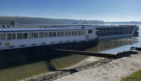 VUKOVAR, 19. ožujka 2025. (Hina) - Prvi od 389 najavljena putnička broda pristao je u srijedu na pristani&scaron;te uz nekada&scaron;nji vukovarski hotel "Dunav", čime je otvorena ovogodi&scaron;nja sezona dolaska kruzera Dunavom u Vukovar.