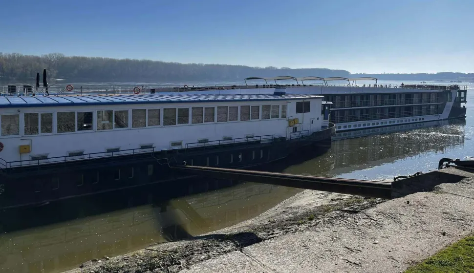 VUKOVAR, 19. ožujka 2025. (Hina) - Prvi od 389 najavljena putnička broda pristao je u srijedu na pristani&scaron;te uz nekada&scaron;nji vukovarski hotel "Dunav", čime je otvorena ovogodi&scaron;nja sezona dolaska kruzera Dunavom u Vukovar.