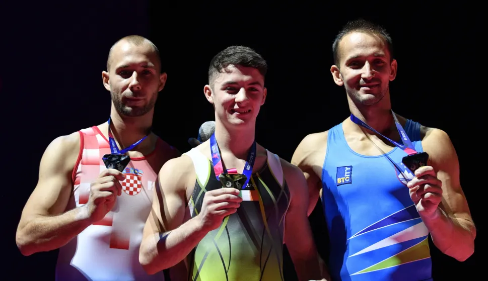 epa06946407 Silver winner Robert Seligman of Croatia (L), Gold winner Rhys McClenaghan of Ireland (C) and Silver winner Saso Bertolncelj of Slovenia (R) pose after the Pommel Horse final during the Men's Apparatus Final at the Glasgow 2018 European Artistic Gymnastics Championships, Glasgow, Britain, 12 August 2018. EPA/NEIL HALL