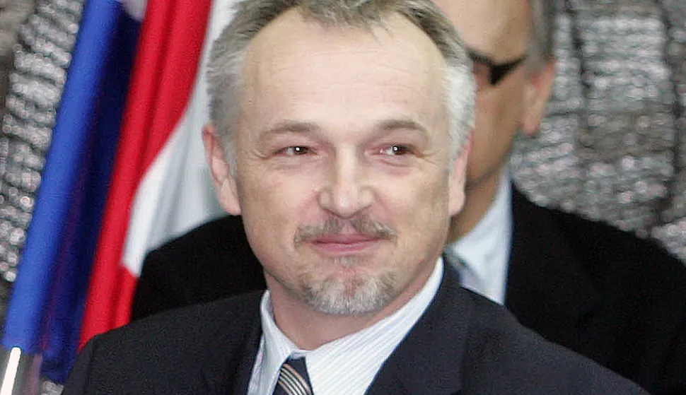 London, 21.11.2016 - Interpolova odluka o odbacivanju zahtjeva hrvatske strane da obnovi međunarodnu uhidbeni nalog za čelnika MOL-a Zsolta Hernadija je konačna i na nju nije moguća žalba, kazao je Hernadijev odvjetnik mađarskoj novinskoj agenciji MTI. Na arhivskoj fotografiji Szolt Hernadi tijekom potpisivanja Prve izmjene i dopune Ugovora o međusobnim odnosima koji se odnose na dru&scaron;tvo INA i Glavnog ugovora o plinskom poslovanju 30.1.2009. godine. foto HINA/ Denis CERIĆ/ ua