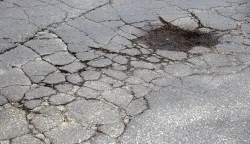 Vi&scaron;njevac, 02. 03. 2026., Ulica bana J. Jelačića, Vi&scaron;njevac, radovi, cesta, prometnica, ulica, prometna regulacija, o&scaron;tećenje kolnika, kolnik, o&scaron;tećenje ceste, o&scaron;tećena cesta, asfaltSNIMIO BRUNO JOBST