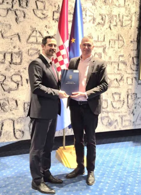 Ministar Glavina uručio ugovor načelniku Redluustupljeno