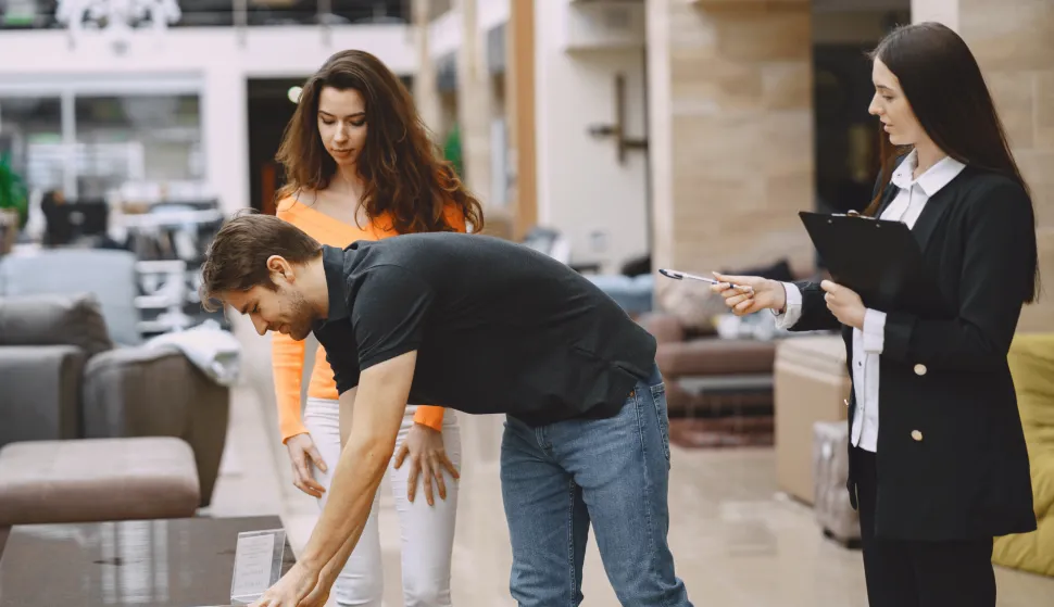 Couple in furniture store. Family choosing furniture in store while sales clerk consulting them. novosti koje donose izmjene Zakona o za&scaron;titi potro&scaron;ačatrgovina prodaja gospodarstvo ekonomija trgovac ilustracija freepik