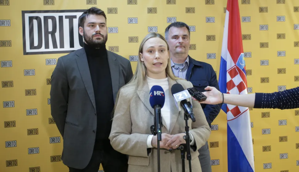 Zagreb, 19.03.2026 - Konferencija za medije stranke Drito pod nazivom "Za&scaron;to se gradonačelnik Toma&scaron;ević uporno razbacuje na&scaron;im novcem?". Na slici zastupnica stranke Drito u Gradskoj skup&scaron;tini Milka Rimac Bilu&scaron;ić, Josip Peri&scaron;a, Mislav Krasić.foto HINA/ Sa&scaron;a KOLJAN/ sk