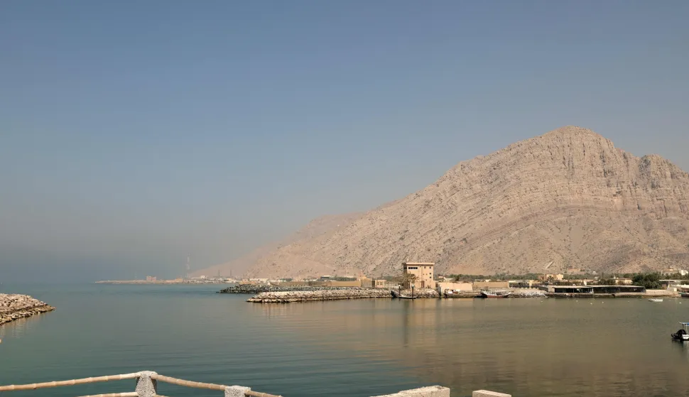 A photograph shows the fishing port of Al Aqir on the Strait of Hormuz in the northern emirate of Ras Al Khaimah on February 25, 2026. (Photo by FADEL SENNA/AFP) Hormu&scaron;ki tjesnac