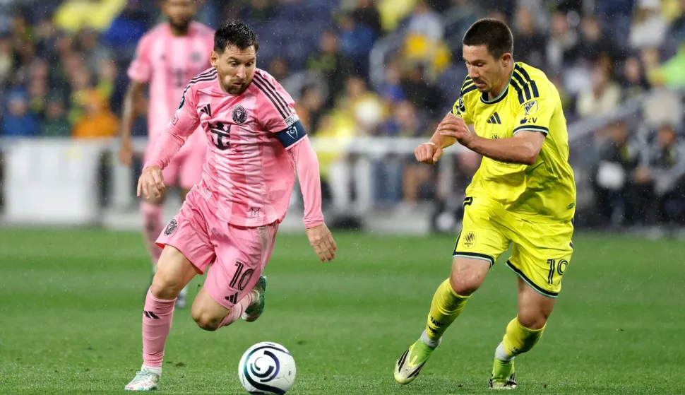 NASHVILLE, TENNESSEE - MARCH 11: Lionel Messi #10 of Inter Miami CF controls the ball against Alex Muyl #19 of Nashville SC during the CONCACAF Champions Cup 2026 match between Nashville SC and Inter Miami CF at GEODIS Park on March 11, 2026 in Nashville, Tennessee. Johnnie Izquierdo/Getty Images/AFP (Photo by Johnnie Izquierdo/GETTY IMAGES NORTH AMERICA/Getty Images via AFP)