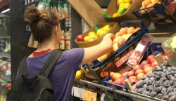 Osijek, 06. 08. 2025., Ulica J. J. Strossmayera, Studenac, trgovina, Studenac trgovina, kupovina; kupovna moć; inflacija; potro&scaron;ačka ko&scaron;arica; poskupljenje; namirnica; namirnice SNIMIO BRUNO JOBST